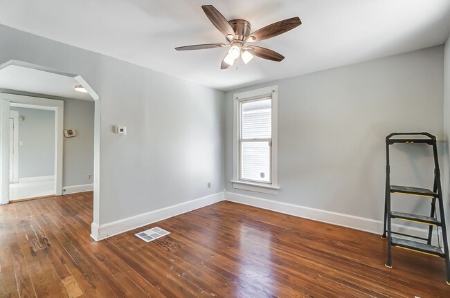 Building Photo - Two Bed, One Bath in Dayton!