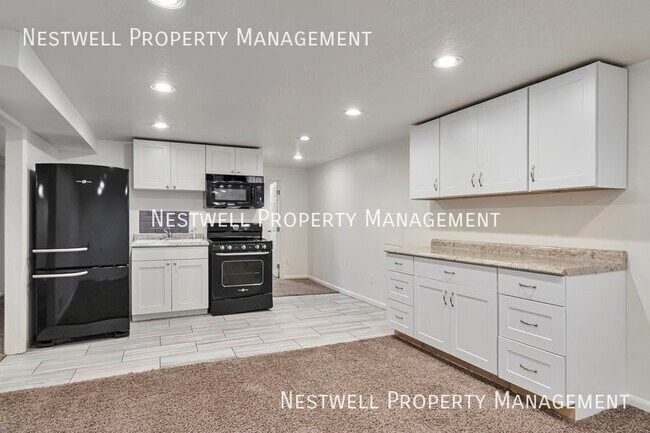 Building Photo - 1335 E Maplewood Cir