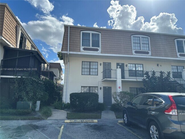 Building Photo - 6060 Village Cir N