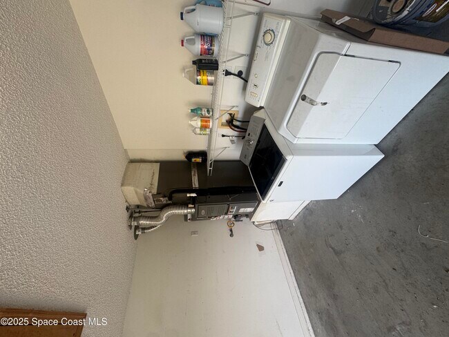 Building Photo - 2129 Redwood Cir