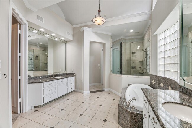 Building Photo - 600 Royal Oaks Dr