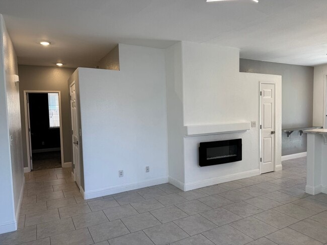 Building Photo - Clean Updated 3 Bedroom 2 Bathroom 1527 Sq...