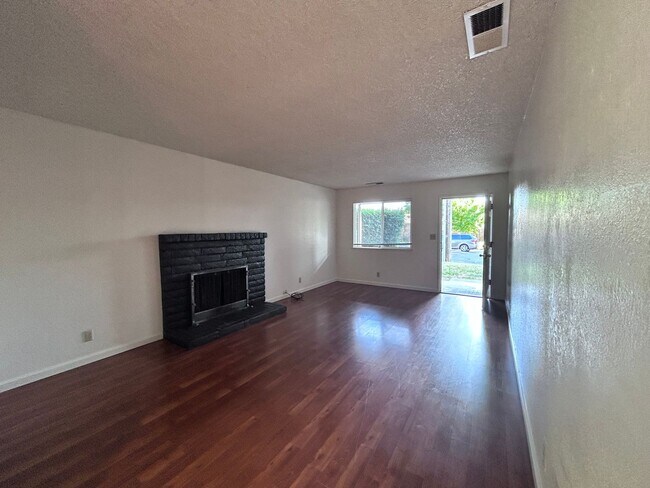 Building Photo - 955-957 Woodshire Way
