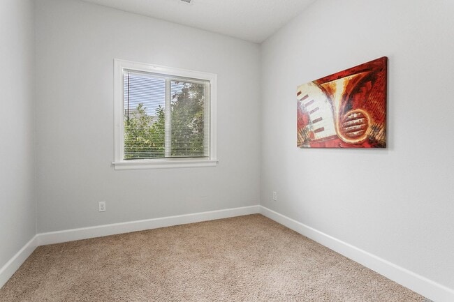 Building Photo - Beautiful 4-bdr/2.5 bath Hillsboro home w/ fireplace near nature area, Intel, Nike, and more