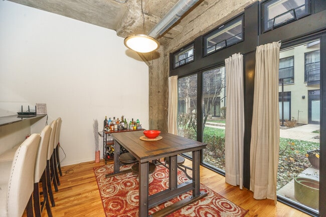 Building Photo - 1000 W 15th St