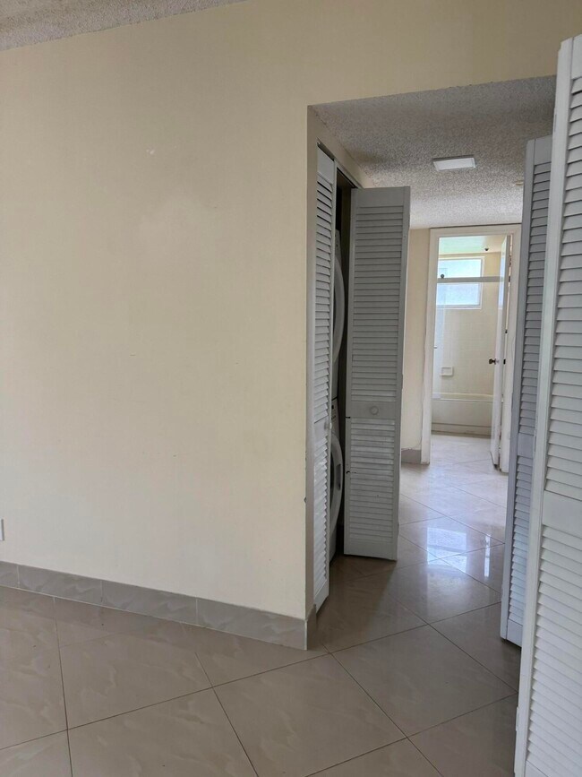 Building Photo - 9921 Three Lakes Cir