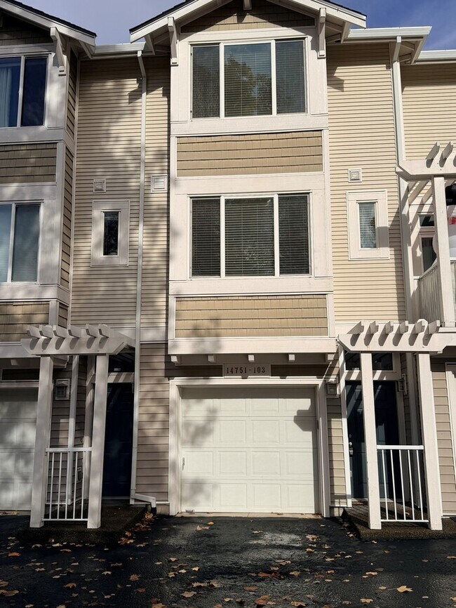 Building Photo - Beautiful Home in FABULOUS Location - Min ...