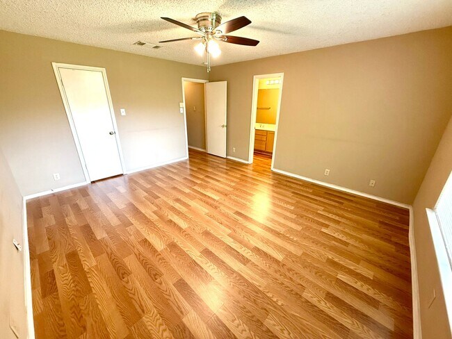 Building Photo - AVAILABLE NOW! 3 Bedroom 2 Bath Home Ready...