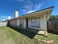 Building Photo - 10100 Valencia Dr