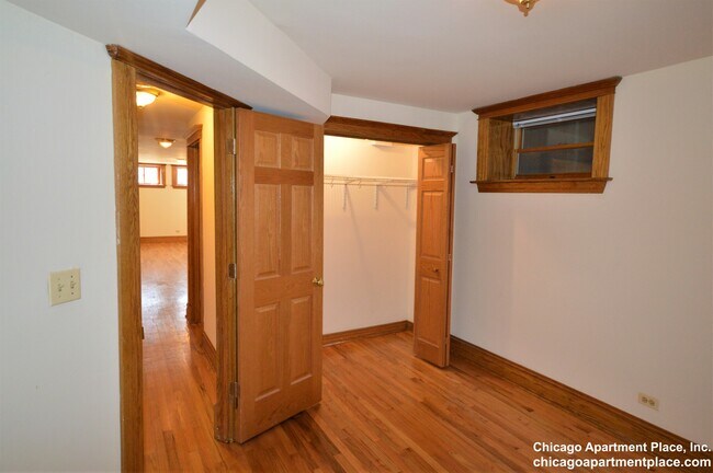 Building Photo - 638 W Drummond Pl