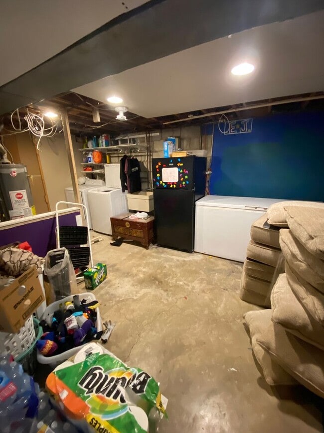 Building Photo - 3 Bedroom Single Family Home with giant ba...