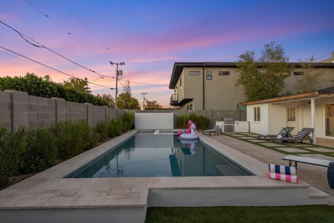 Building Photo - COMING SOON! Fully Furnished 3 Bedroom 3 Bathroom Home in Old Town Scottsdale