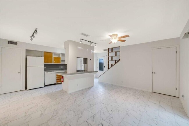 Building Photo - 2806 Skyway Cir