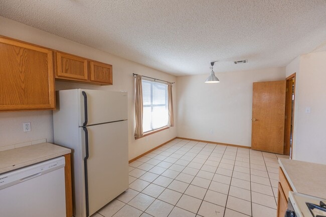 Building Photo - 3 Bedroom 2 Bath Home