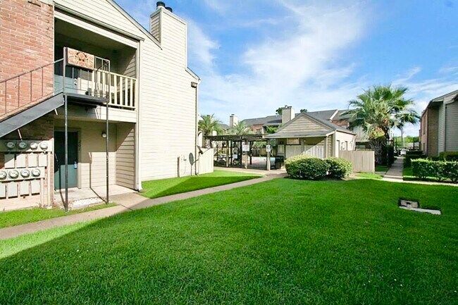 Building Photo - 16111 Aspenglen Dr