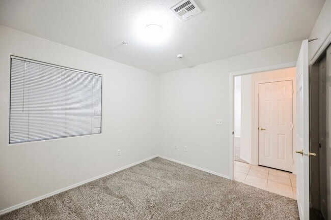 Building Photo - Gated Community townhome, with private garage