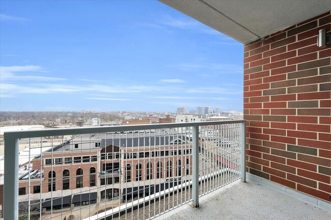 Building Photo - 3,400 SQFT CONDO IN DOWNTOWN CHAMPAIGN W/ ...