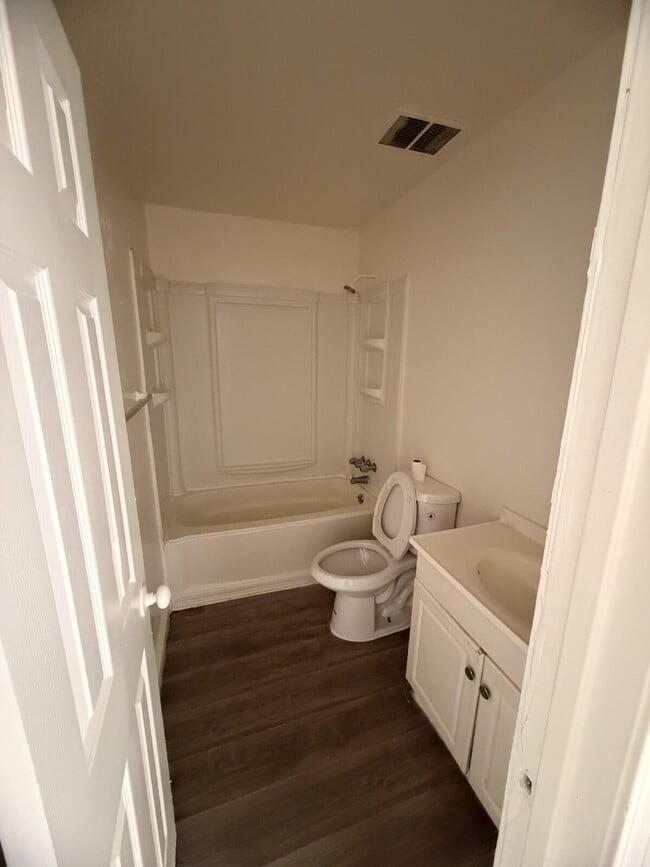Building Photo - Charming 2 Bed / 1 Bath Four-Plex Unit Available Now!