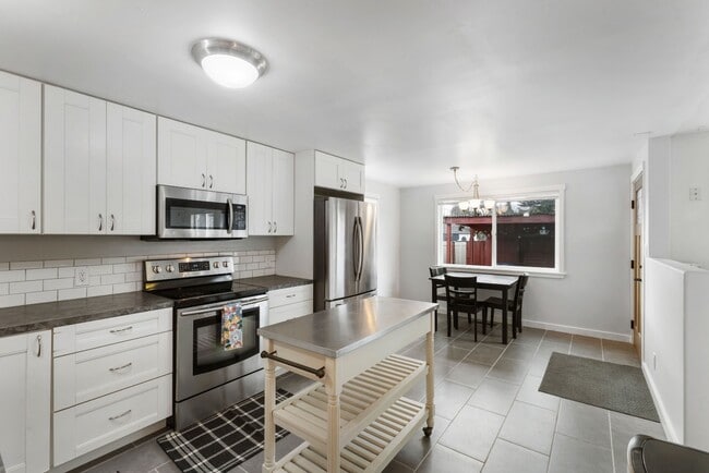 Building Photo - Charming 3BR Home with Private Yard in Puyallup