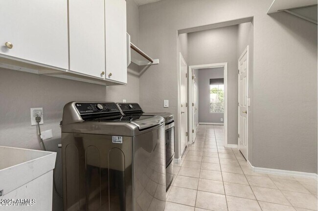 Building Photo - 1515 N Los Alamos Cir