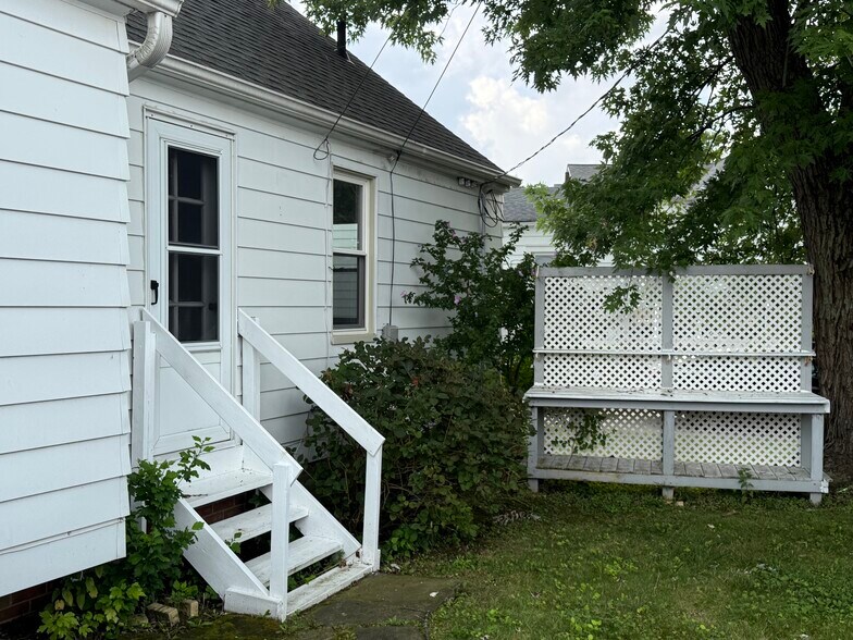Building Photo - 1510 Crestwood Rd