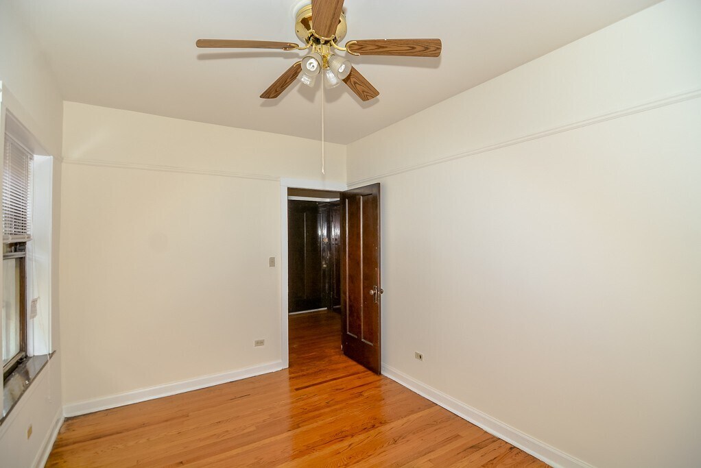 Building Photo - 824 W Waveland Ave