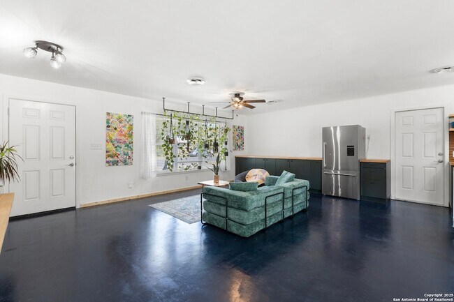 Building Photo - 1228 Rivercrest Dr