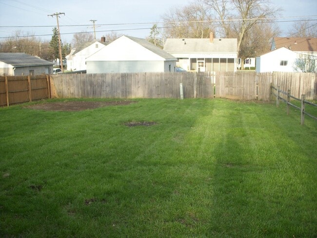 Building Photo - **REMODELED 2-BEDROOM HOUSE!**