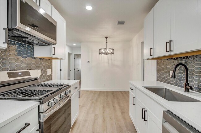 Building Photo - 1402 Valleyridge Cir