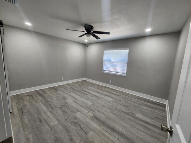 Building Photo - 2422 23rd St S