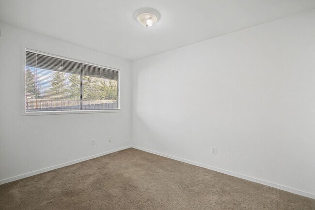 Building Photo - 421-423 Toliver Rd