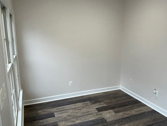 Building Photo - Beautiful 4BR 4.5BA 4 level townhome with 2 car attached garage located in the Fallsgrove Community