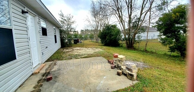 Building Photo - 425 Pine Crescent Way