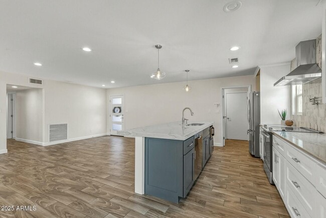 Building Photo - 5247 N 8th Pl