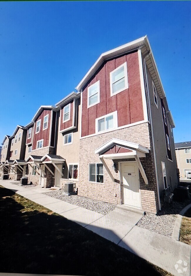 Building Photo - 68 E 700 N
