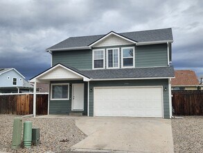 Building Photo - 4 Bed, 2 1/2 Bath in Fruitvale