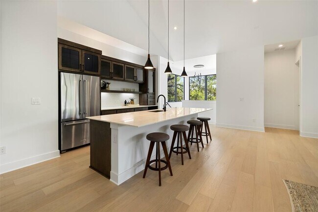 Building Photo - 2504 Bluffview Dr