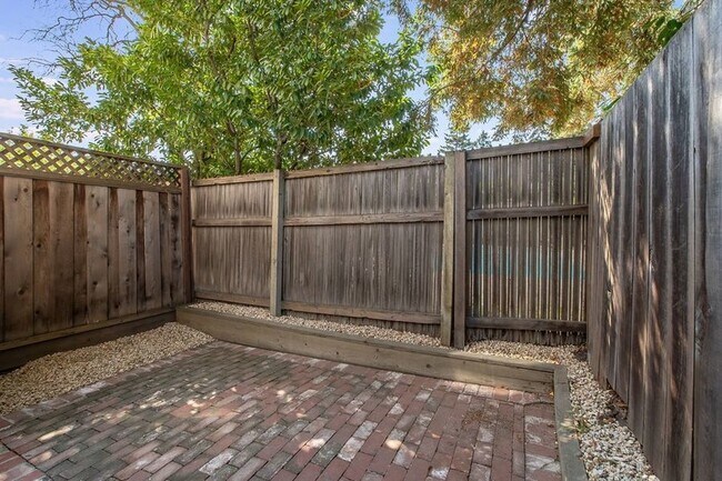 Building Photo - 332 Waverley St