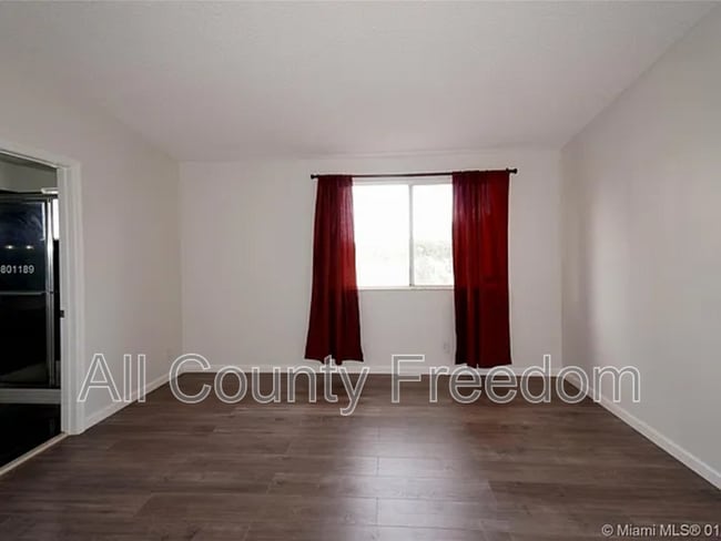 Building Photo - 8331 Vía Serena