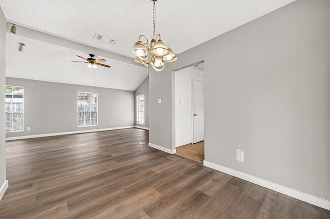 Building Photo - 10814 Parkland Woods Dr