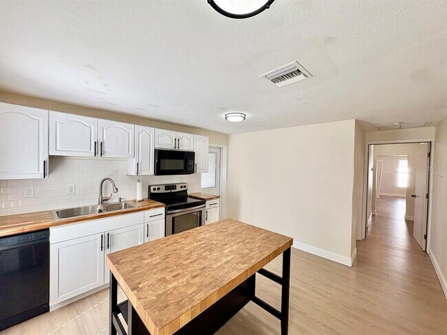 Building Photo - 8904 N Hamner Ave