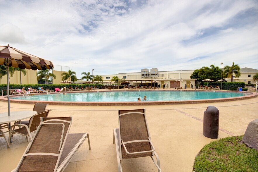 many pools - 211 Easthampton I
