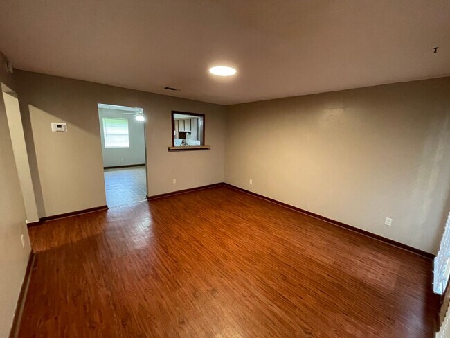 Building Photo - 107 Country Ln