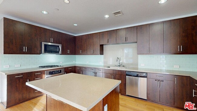 Building Photo - 4211 Redwood Ave