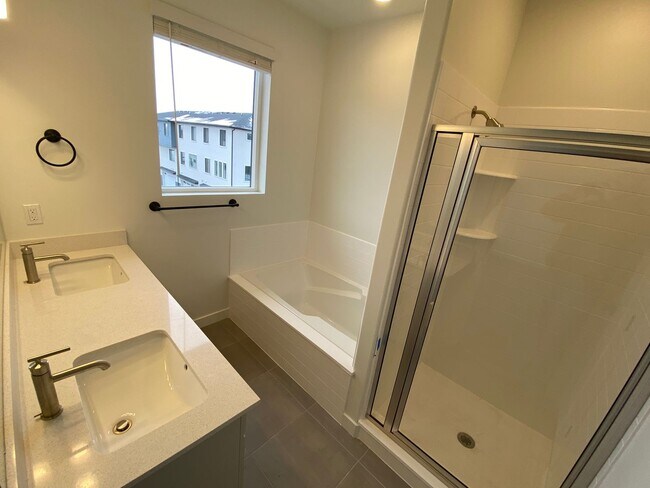 Building Photo - Beautiful Newer Rockwell Ranch Townhome (End Unit)