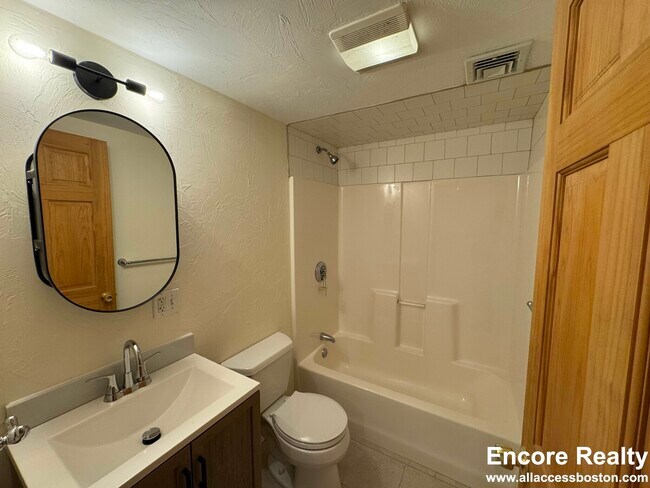 Building Photo - 24 Gardner St