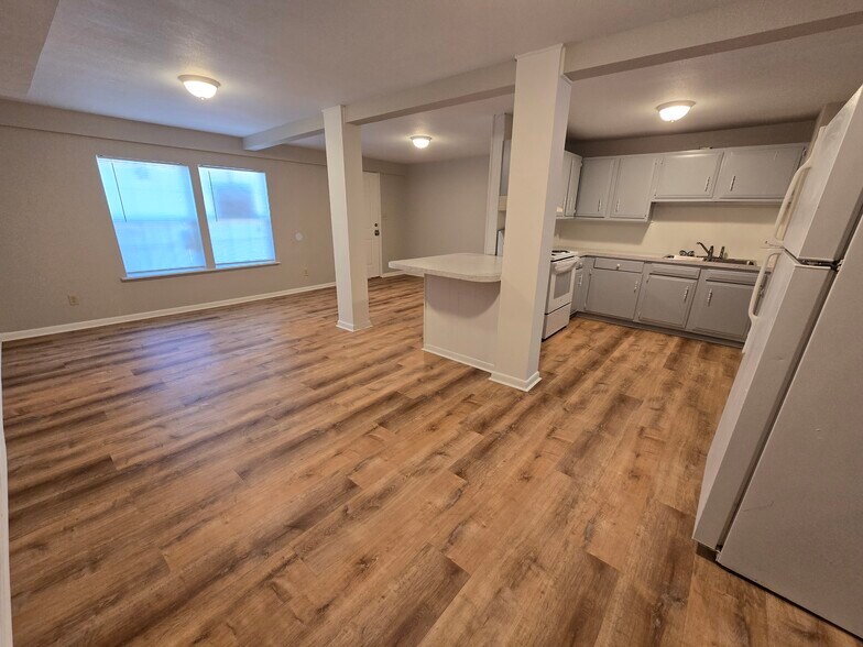 Building Photo - 2307 Elm Ave