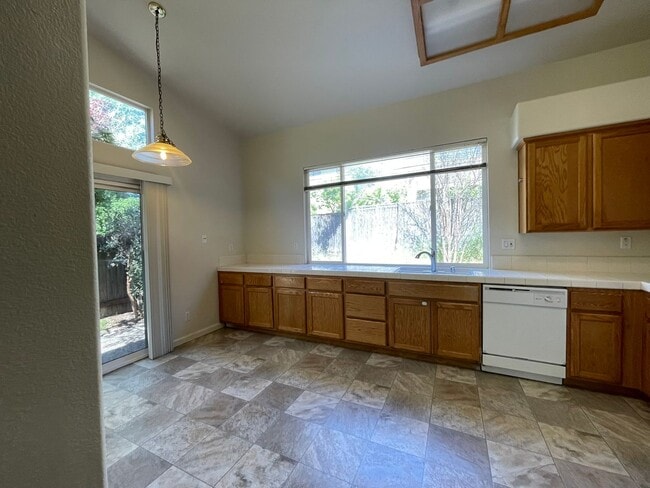 Building Photo - Spacious and Airy Rocklin Home! New Flooring!