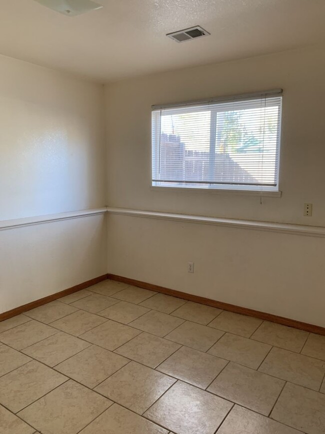 Building Photo - STUDENTS WELCOME! 4 Bed 2 Bath House 1 Blo...