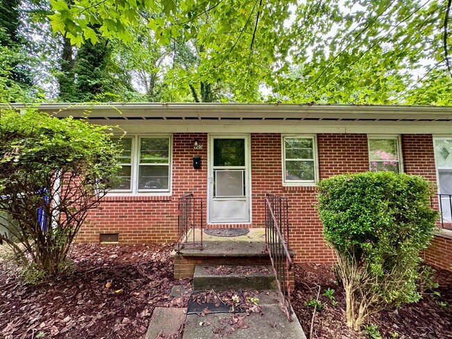 Building Photo - Walk to UNC and Merritt's Store!